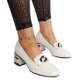 Scarpe in vernice beige di Vinceza