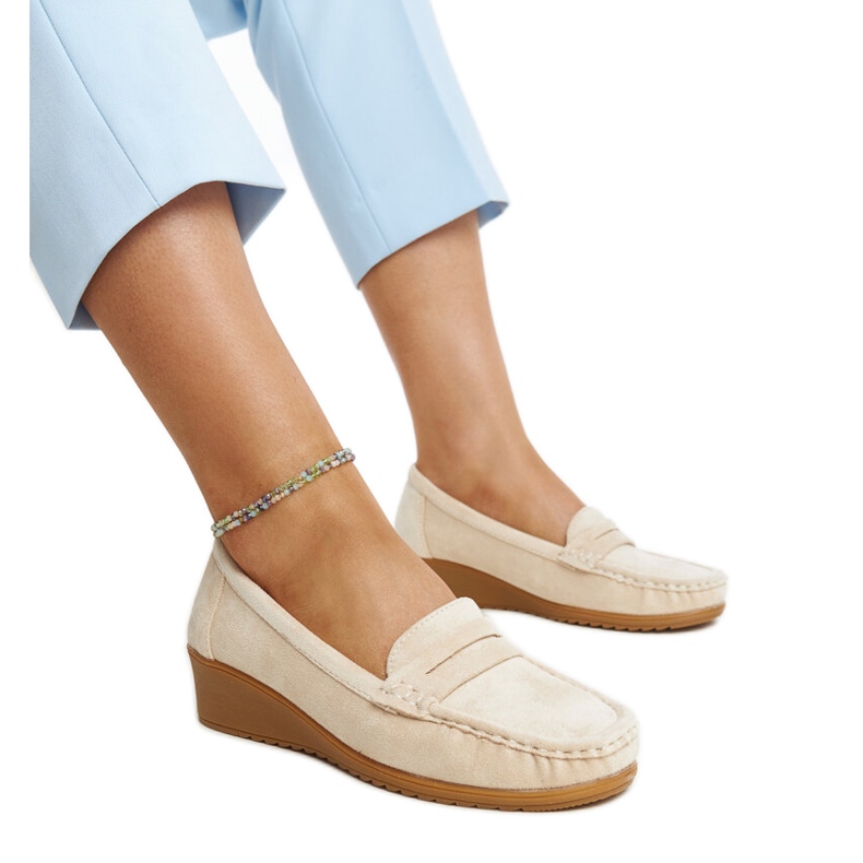 Mocassini con zeppa in camoscio beige chiaro di Sakena