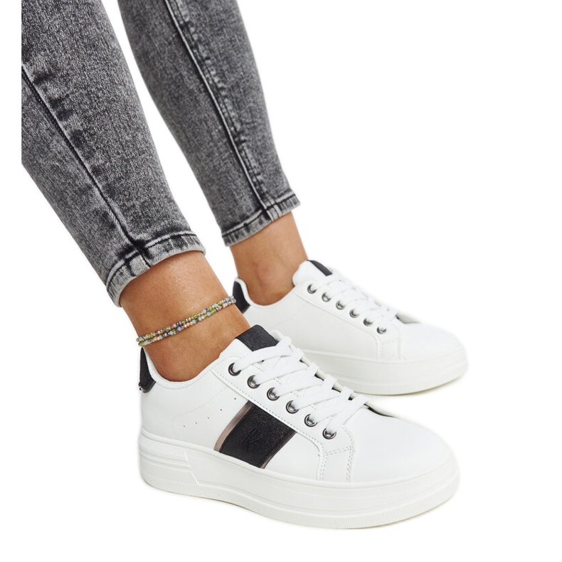Sneaker bianche e nere con spessa suola Finestra bianca