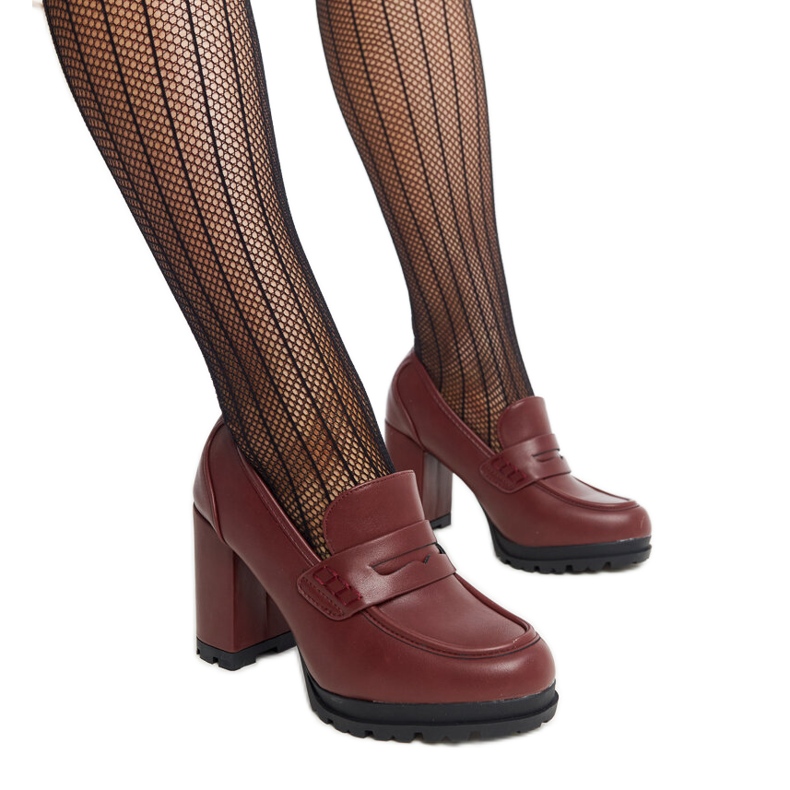 Scarpe bordeaux con tacco di Sauda rosso
