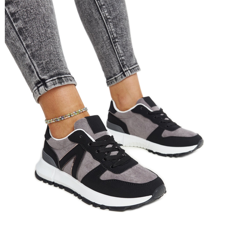 Sneakers nere e grigie sulla piattaforma Sanela nero