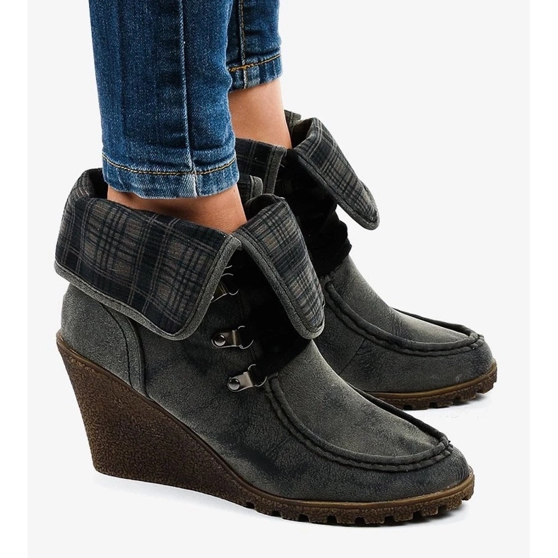 Comodi sandali da donna con zeppa in pelle con decorazioni eleganti beige