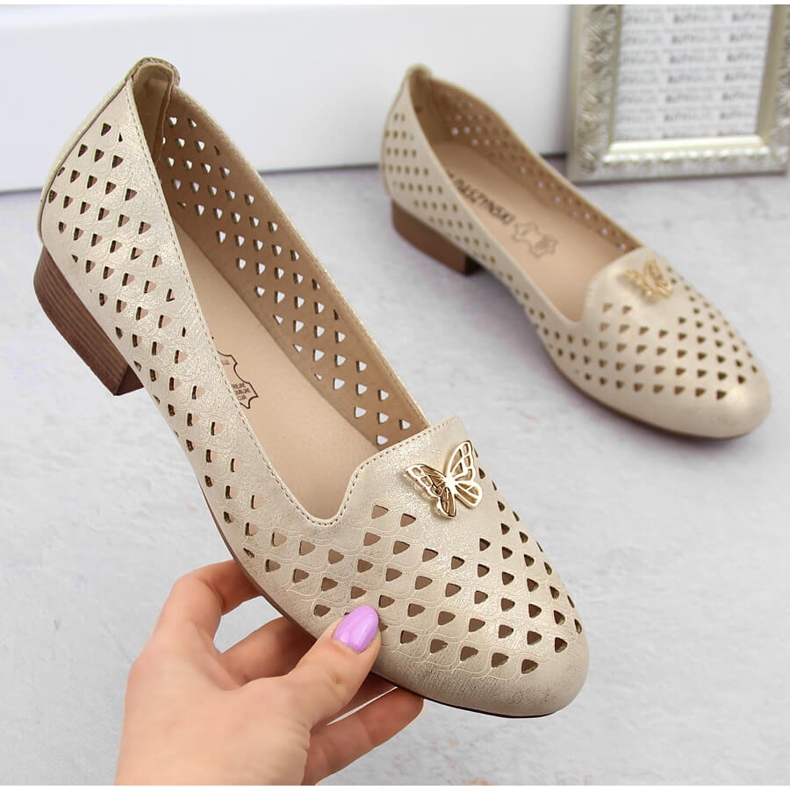M. DASZYŃSKI Scarpe traforate da donna con tacco basso, oro M.Daszyński beige
