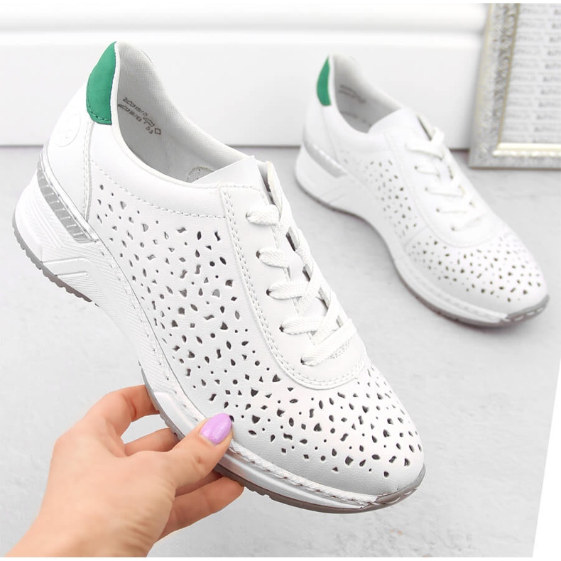 Comode scarpe sportive traforate da donna in pelle, bianche Rieker N43A1-80 bianca