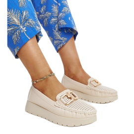 Scarpe in pelle beige con fibbia decorativa