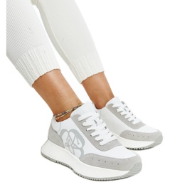 Sneakers in pelle bianca e grigia di Salimah
