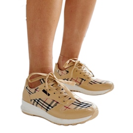 Scarpe in pelle beige con fibbia decorativa