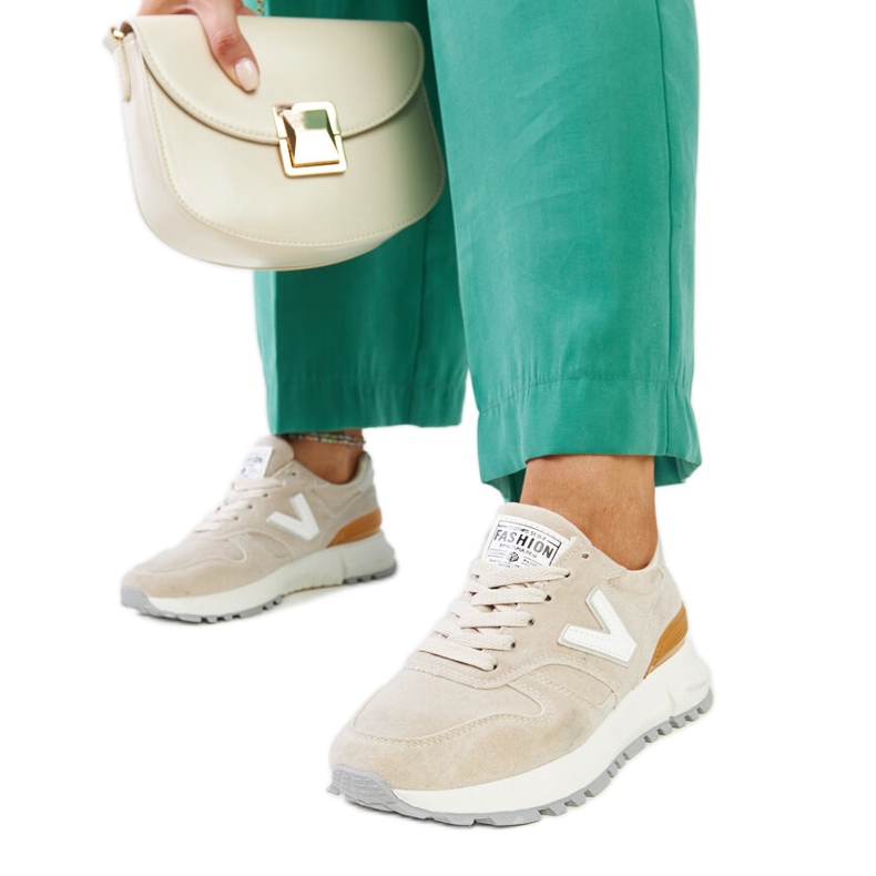 Sneakers beige con suola Olonio più spessa