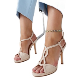 Sandali con tacco a spillo in vernice beige di Vappu