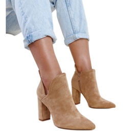 Stivaletti asimmetrici con tacco alto beige scuro di Taylan