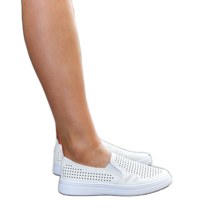 Sneakers slip-on beige traforate di Dafina