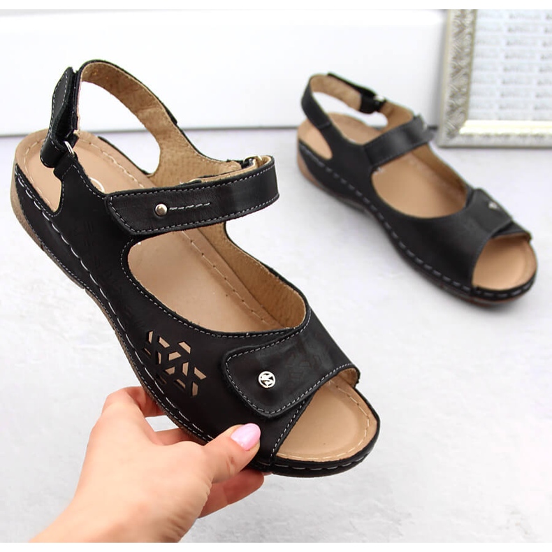 Comodi sandali da donna in pelle con velcro, neri Helios 266-2.011 nero