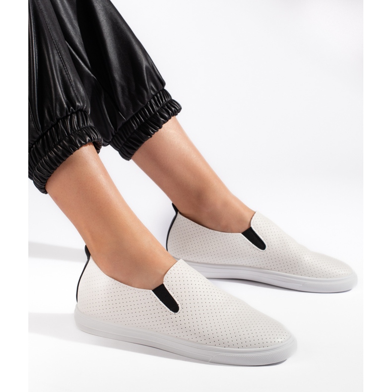 Sneaker slip-on traforate di colore bianco e nero bianca