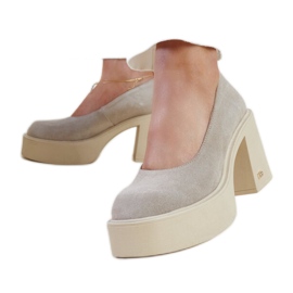 Décolleté con tacco alto in pelle beige di Karino