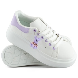 Scarpe sportive bianche con suola spessa e un orsacchiotto viola bianco