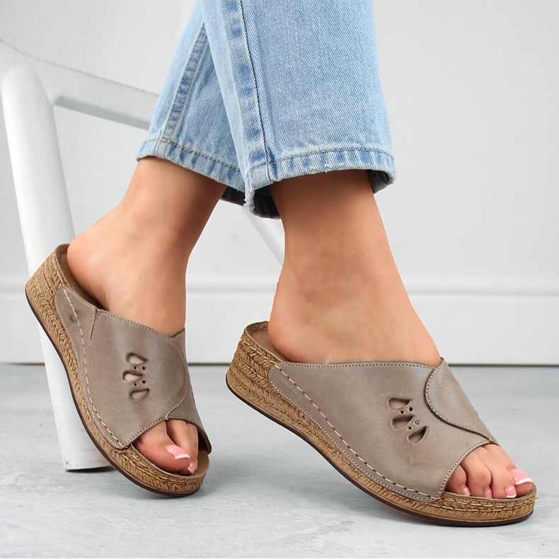 Comodi sandali con zeppa in pelle da donna in beige Helios 137.02