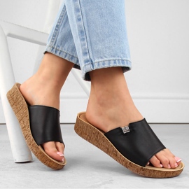 Comode infradito da donna in pelle, nere Helios 130.011 nero