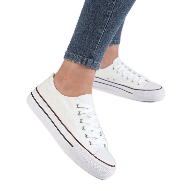 Sneakers bianche da donna sulla piattaforma bianca