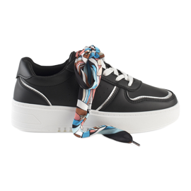 Sneakers da donna nere legate con un nastro nero