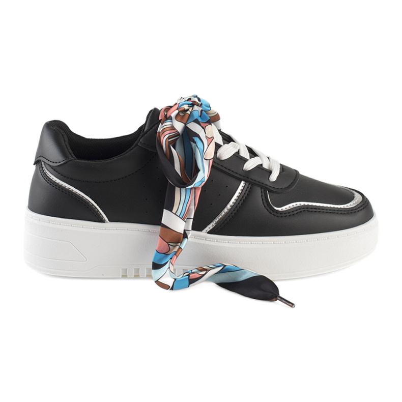 Sneakers da donna nere legate con un nastro nero