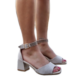 Sandali con tacco in vernice Athir beige