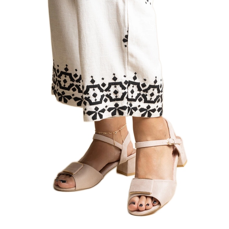 Sandali beige con tacco basso di Frederica