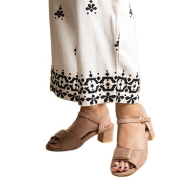 Sandali con tacco basso beige scuro di Frederica