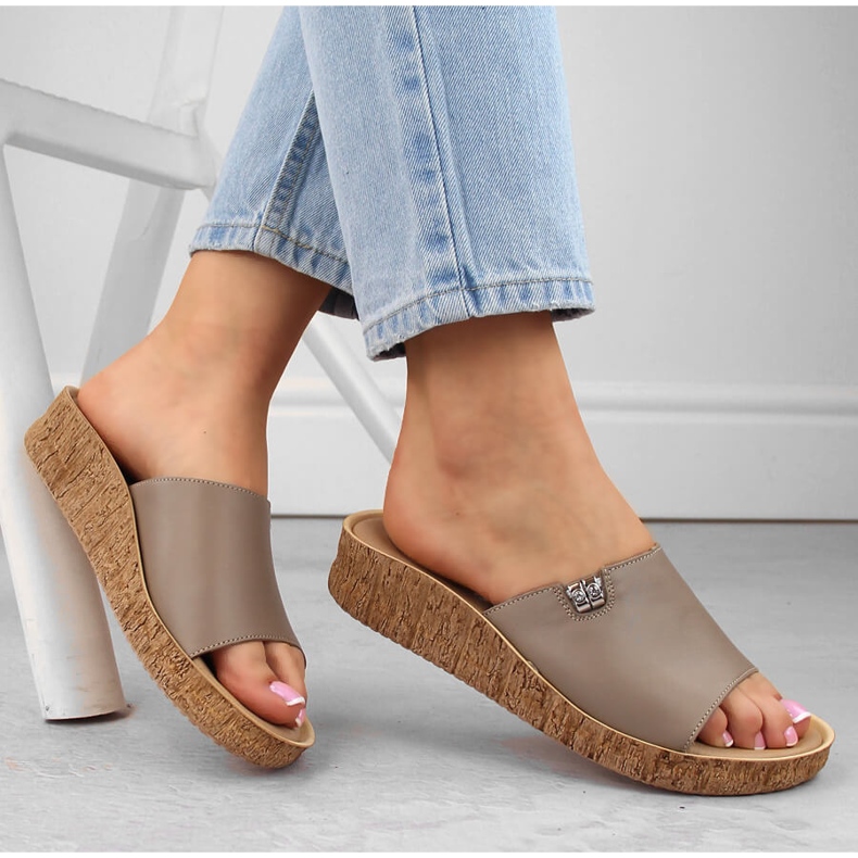 Ciabatte cappuccino da donna comode in pelle Helios 130.42 beige