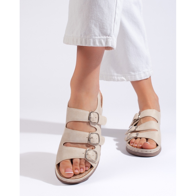Sandali beige da donna con zeppa bassa