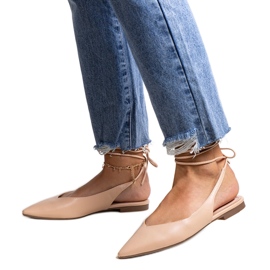 Ballerine beige allacciate realizzate in ecopelle Batra