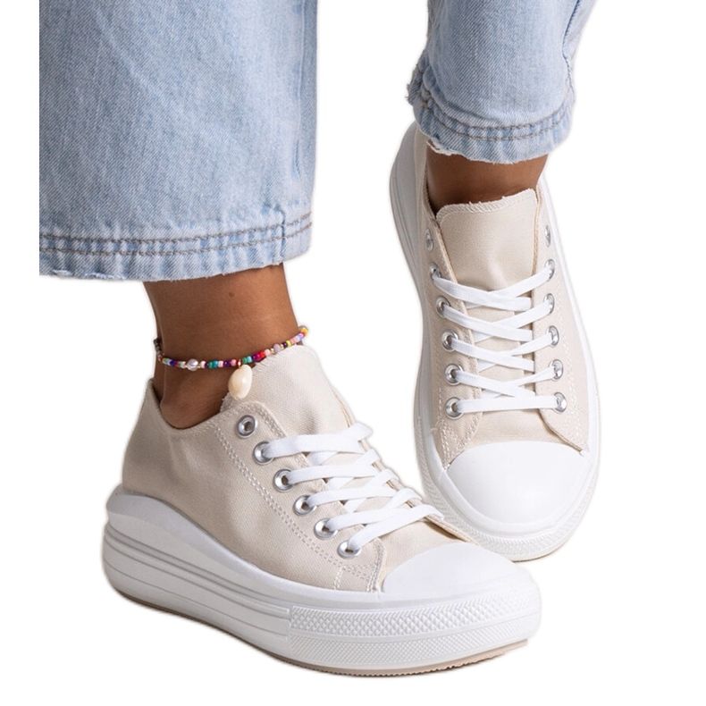 Scarpe da ginnastica beige su una spessa piattaforma Zlata