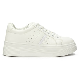 Scarpe da ginnastica sportive bianche sulla piattaforma bianco