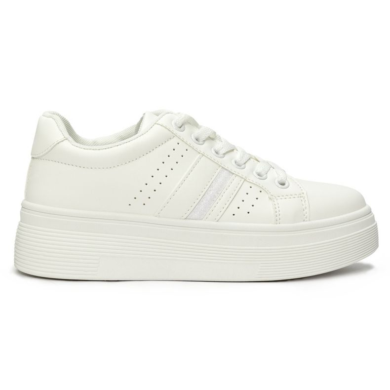 Scarpe da ginnastica sportive bianche sulla piattaforma bianca