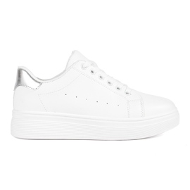 Sneakers bianche sulla piattaforma bianco