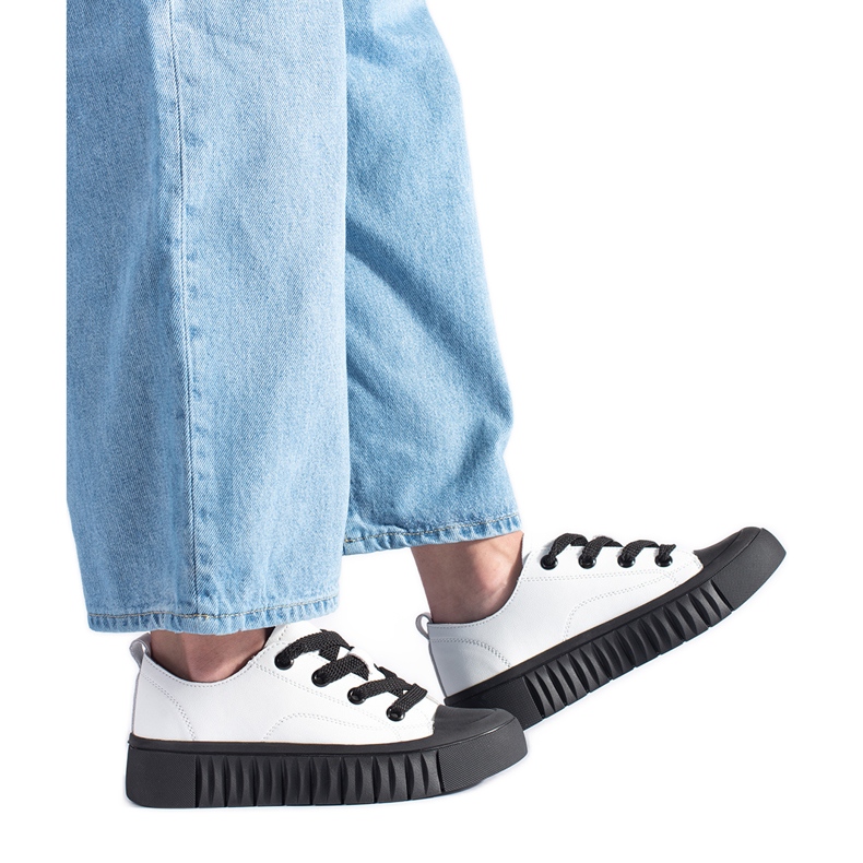 Sneakers basse bianche e nere realizzate in pelle naturale bianca
