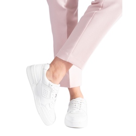 Sneakers bianche sulla piattaforma bianca