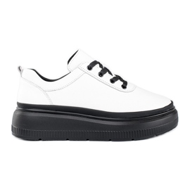 Scarpe bianche in pelle su una piattaforma nera bianco