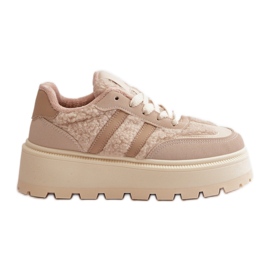 Scarpe da ginnastica isolate beige da donna su una piattaforma con pelle di pecora Daivlene