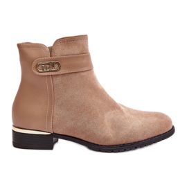Stivali da donna isolati beige con tacco piatto con dettaglio dorato Ravasira