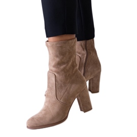 Stivaletti aderenti beige con tacco alto realizzati in eco-pelle scamosciata di Haner
