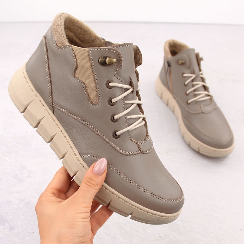 Stivali cappuccino in pelle da donna sulla piattaforma Helios 561 beige