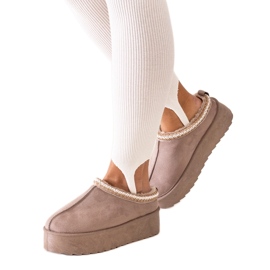 Pantofole beige scuro decorate con ricami su plateau alto di Luanela