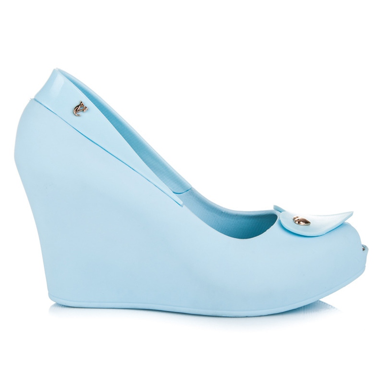 Vices Meliski su una zeppa aperta blu