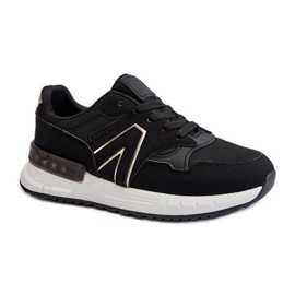 Scarpe sportive su una delicata piattaforma nera nero