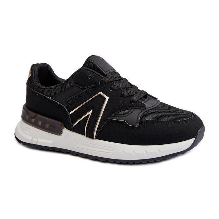 Scarpe sportive su una delicata piattaforma nera nero