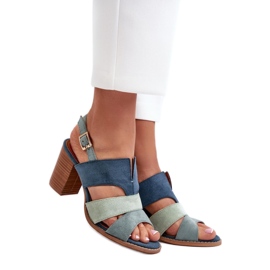 Sandali da donna sul post blu