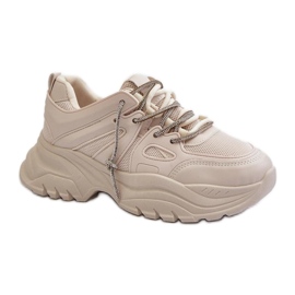 Scarpe sportive su un'enorme piattaforma beige