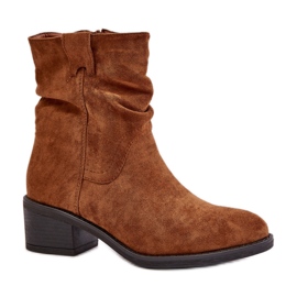 Stivaletti classici da donna realizzati in eco-camoscio Camel marrone