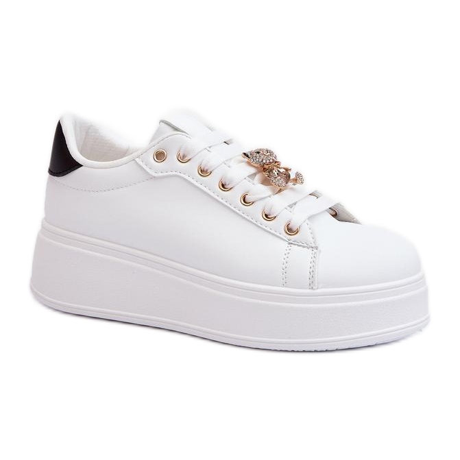 Scarpe sportive con una spilla bianca