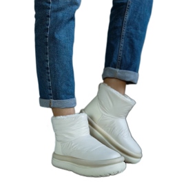 Doposci caldi beige sulla piattaforma Cores